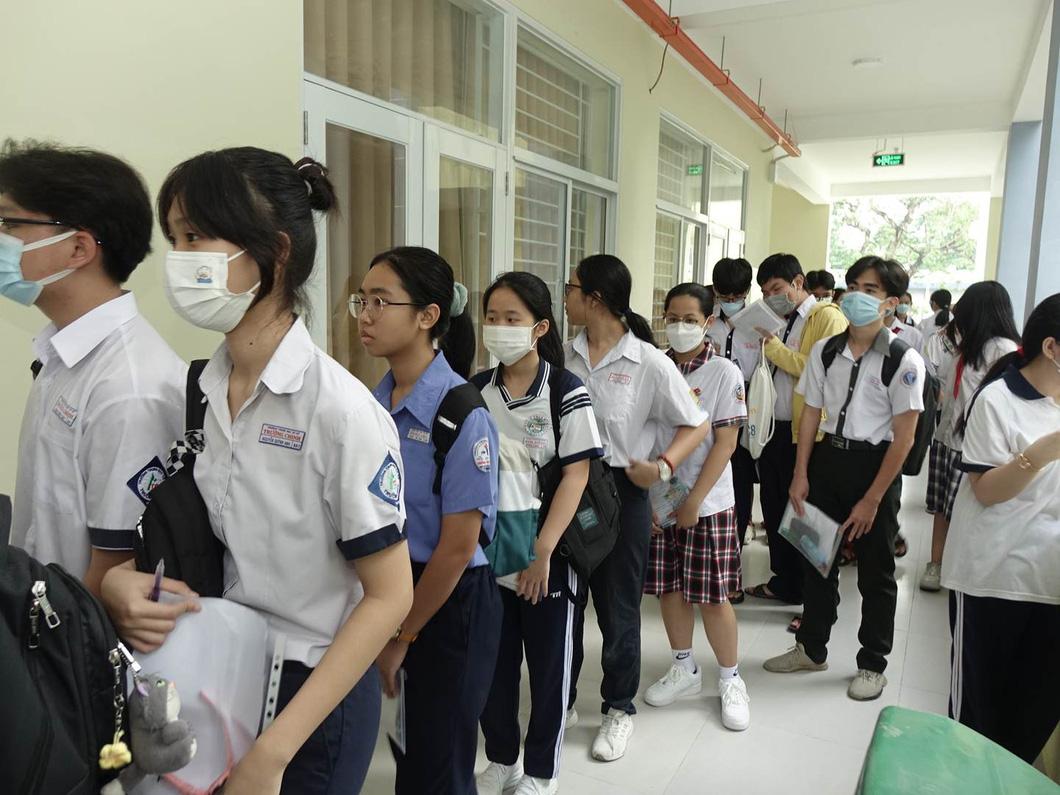 Sáng nay hơn 96.300 học sinh thi vào lớp 10 tại TP.HCM - Ảnh 1. Thí sinh chuẩn bị vào phòng thi tại điểm thi Trường THPT Nguyễn Khuyến, Q.10. TPHCM sáng 6-6 - Ảnh: NHƯ HÙNG