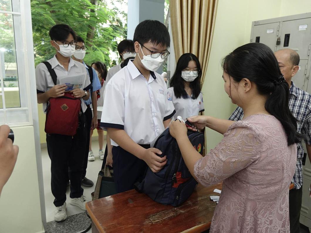 Thí sinh đang gửi cặp sách trước khi vào phòng thi tại điểm thi Trường THPT Nguyễn Khuyến, Q.10. TPHCM - Ảnh: NHƯ HÙNG Thí sinh đang gửi cặp sách trước khi vào phòng thi tại điểm thi Trường THPT Nguyễn Khuyến, Q.10. TPHCM sáng 6-6 - Ảnh: NHƯ HÙNG
