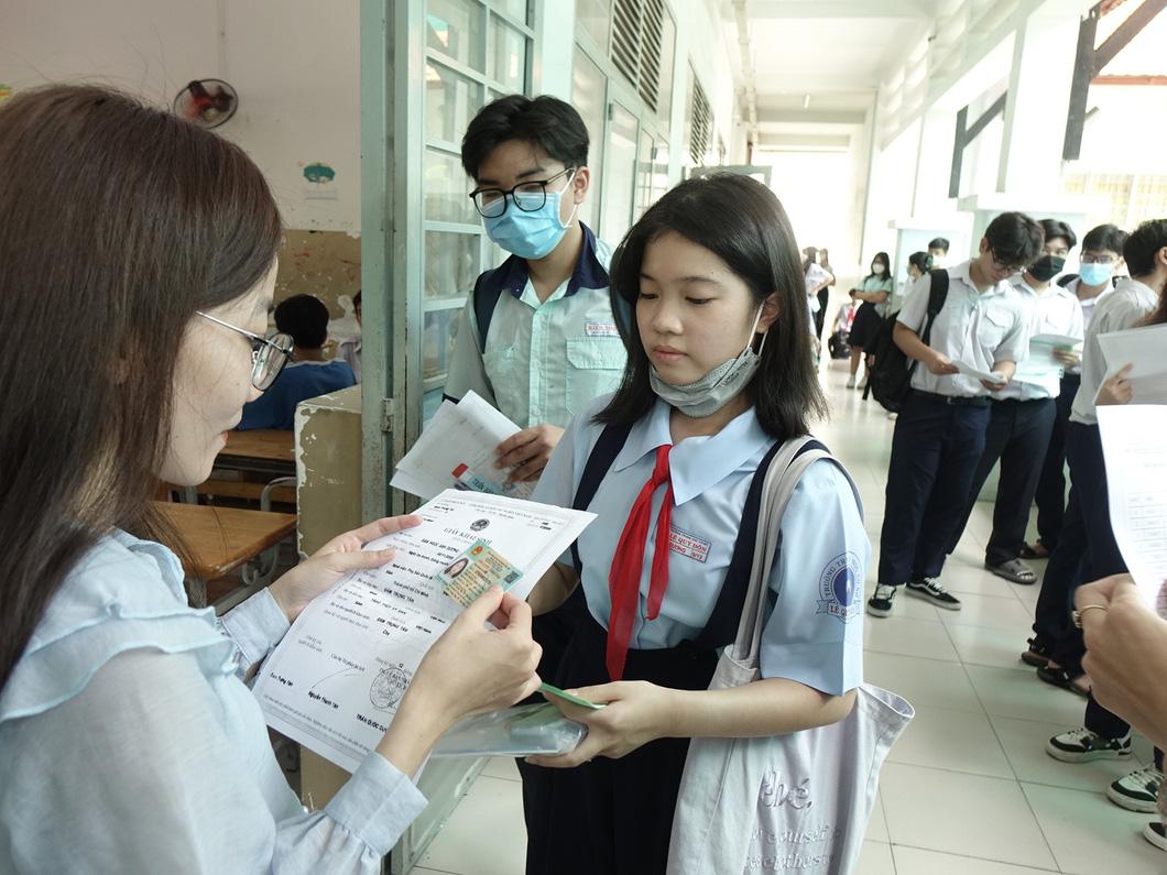 Kiểm tra thông tin cá nhân của thí sinh trong ngày làm thủ tục tại điểm thi Trường THCS Bàn Cờ, Q.3, TP.HCM - Ảnh: NHƯ HÙNG Kiểm tra thông tin cá nhân của thí sinh trong ngày làm thủ tục tại điểm thi Trường THCS Bàn Cờ, Q.3, TP.HCM - Ảnh: NHƯ HÙNG