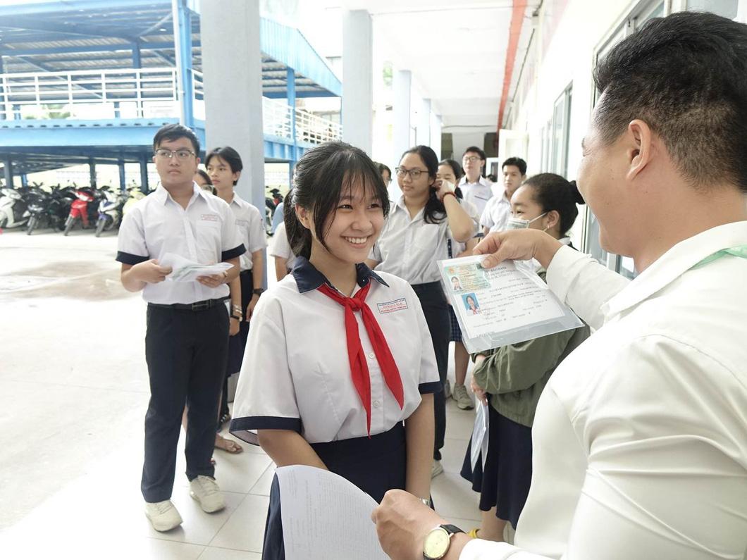 Thí sinh chuẩn bị vào phòng thi tại điểm thi Trường THPT Nguyễn Khuyến, Q.10. TPHCM - Ảnh: NHƯ HÙNG Thí sinh chuẩn bị vào phòng thi để thi môn đầu tiên sáng 6-6 - Ảnh: NHƯ HÙNG