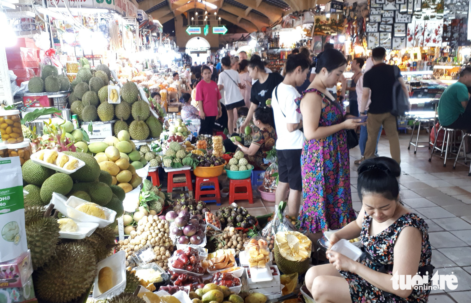 Chợ Bến Thành đã nhộn nhịp, tiểu thương hào hứng với dán mã thanh toán không tiền mặt - Ảnh 4.