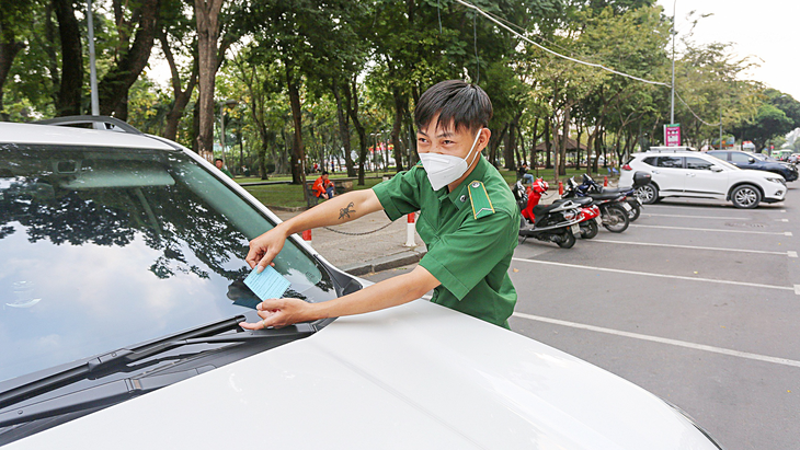 Giữ ô tô có thu phí trên đường Lê Lai (quận 1, TP.HCM) - Ảnh: C.TUẤN