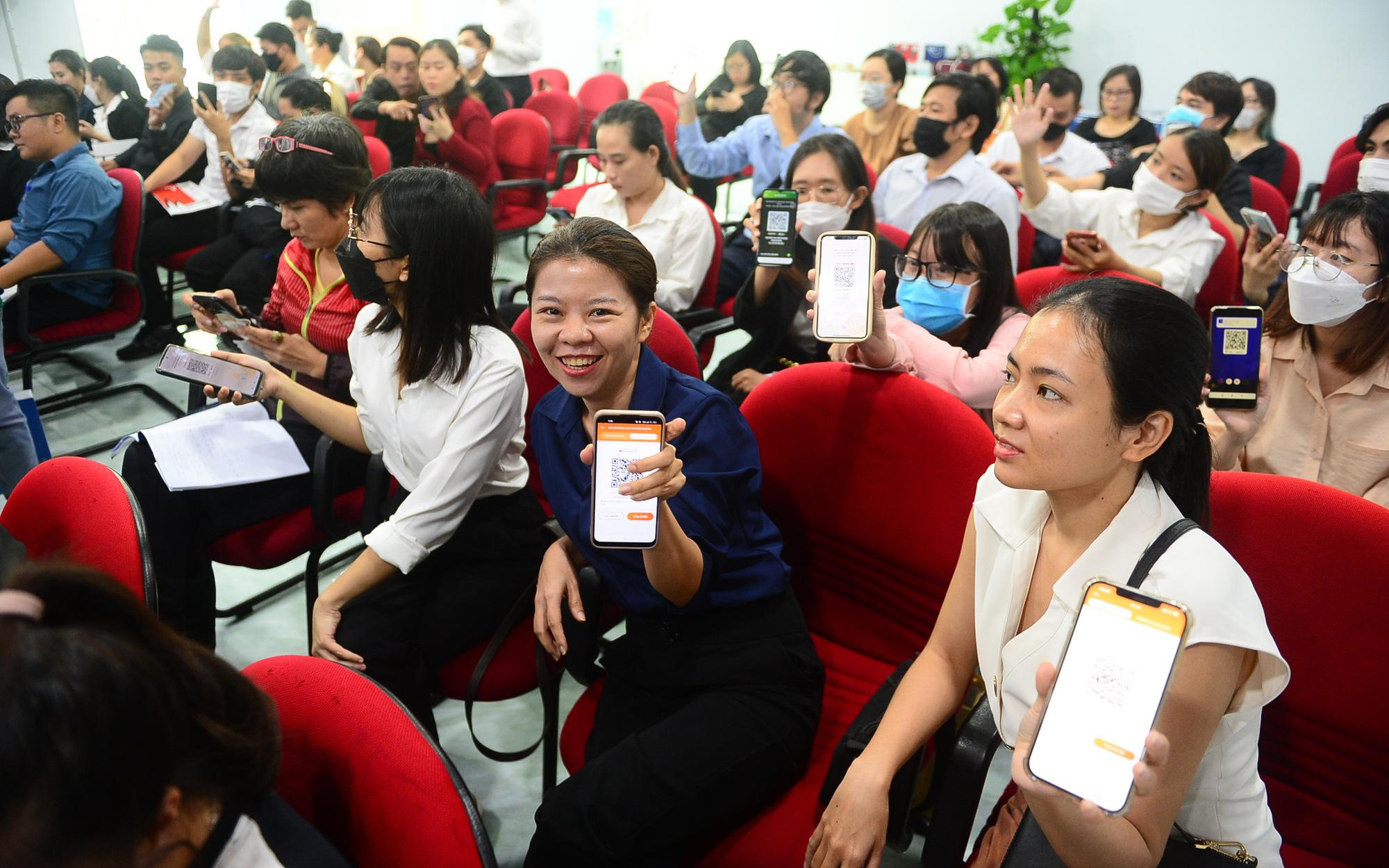 Tiểu thương hào hứng tạo mã VietQR, tập thanh toán không tiền mặt