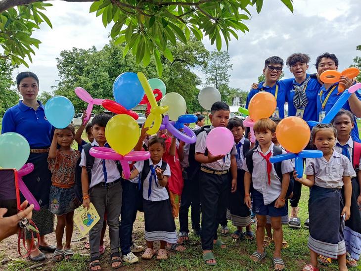 Nụ cười tình nguyện tại nước bạn Lào - Ảnh 2.