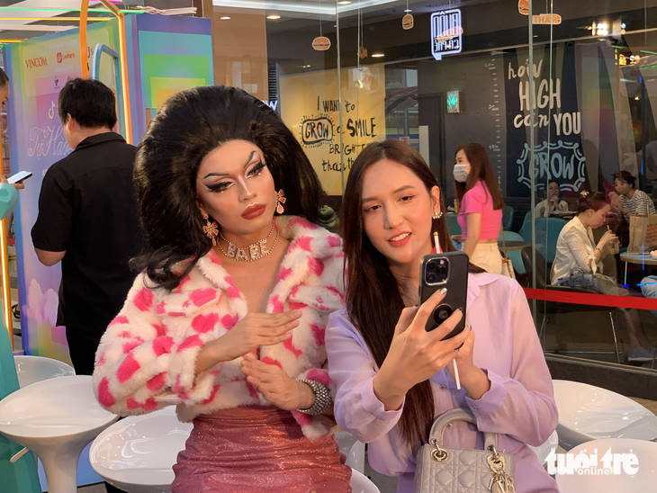 Nữ TikToker Học Xinh (bên phải) chụp hình cùng drag queen - Ảnh: NIÊN GIAO