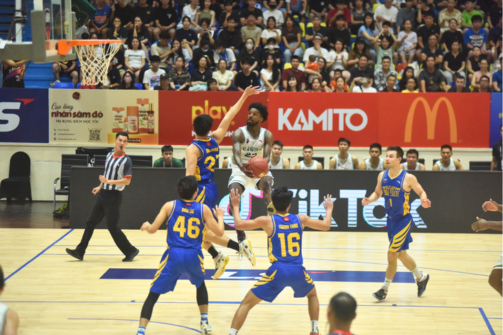 Chờ đoạn kết gay cấn của giải đoạn một VBA 2023 - Ảnh 4. Brachon Griffin đột phá trong vòng vây đối thủ tại VBA 2023 - Ảnh: VBA