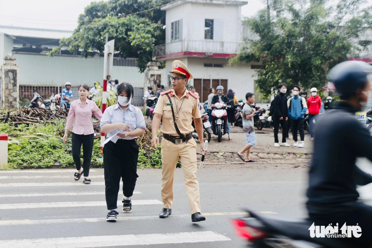 Những con ong góp mật cho mùa thi - Ảnh 12.