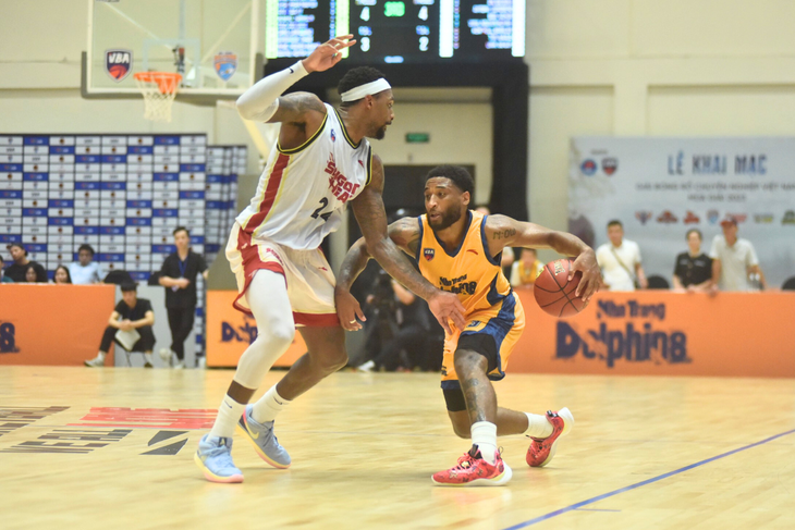 Chờ đoạn kết gay cấn của giải đoạn một VBA 2023 - Ảnh 1. Madarious Gibbs (phải, Nha Trang Dolphins) đã phá kỷ lục số lần kiến tạo trong một trận đấu - Ảnh: VBA