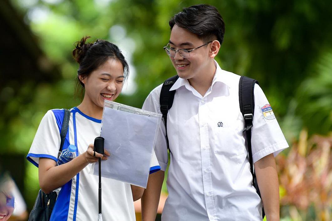 Thí sinh vui vẻ ra khỏi phòng thi sau khi hoàn thanh môn Văn tại điểm Trường Chu Văn An, Tây Hồ, Hà Nội - Ảnh: NAM TRẦN