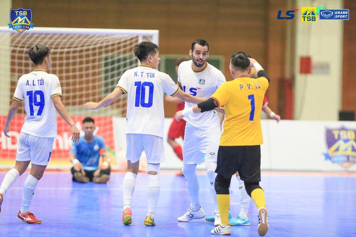 Ngoại binh thi đấu tưng bừng ở giải futsal Việt Nam - Ảnh 1.