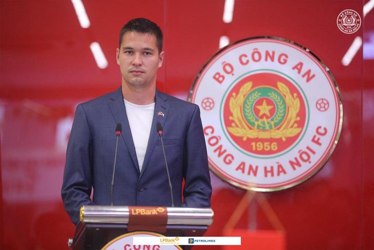 Cầu thủ đắt giá nhất V-League 2023 Filip Nguyễn: 'Giấc mơ của tôi đã thành sự thật' - Ảnh 2. Filip Nguyễn phát biểu tại lễ ra mắt - Ảnh: CAHN FC