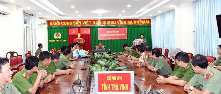 tra-vinh-cong-bo-quyet-dinh-ve-cong-tac-can-bo-trong-nganh-cong-an_64a6cd573452f.jpg