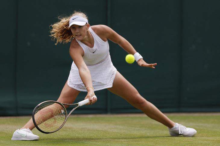 Tay vợt 16 tuổi Mirra Andreeva tiếp tục thể hiện phong độ ấn tượng ở Wimbledon năm nay - Ảnh: REUTERS