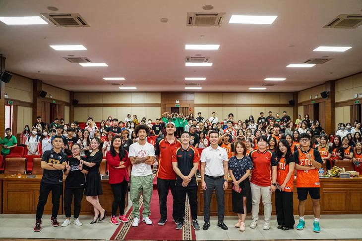 Dàn khách mời ghi lại kỷ niệm với toàn bộ người có mặt trong hội trường - Ảnh: VBA