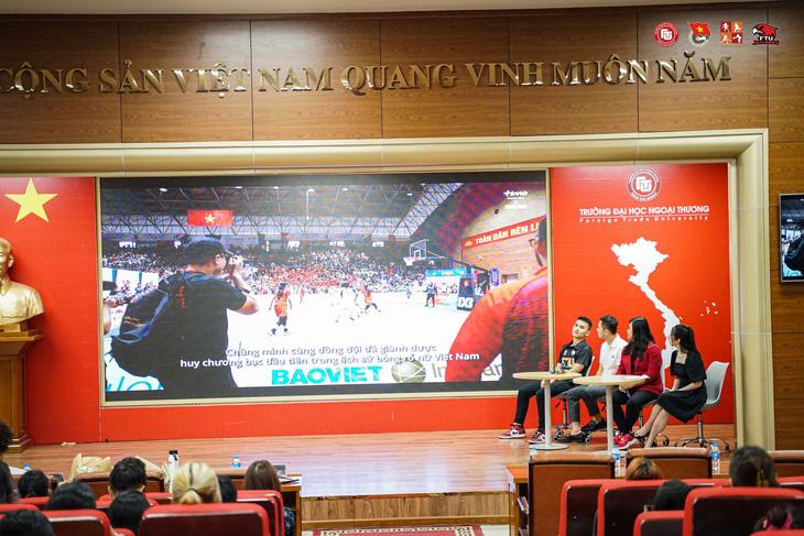 Sự kiện được khởi động bằng những thước phim về SEA Games - Ảnh: VBA