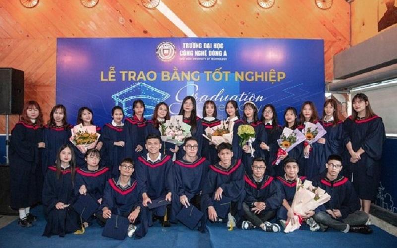 Sinh viên Trường Đại học công nghệ Đông Á tốt nghiệp.