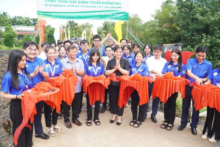 Lãnh đạo Ban Dân vận, Thành Đoàn TP.HCM và bí thư Huyện ủy Mang Thít thăm các chiến sĩ tình nguyện và cắt băng khánh thành công trình giao thông - Ảnh: CHÍ HẠNH