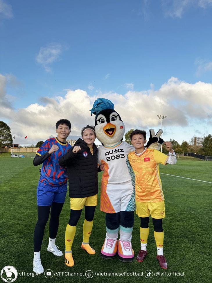 Tuyển nữ Việt Nam suýt thiệt quân trước trận mở màn World Cup nữ 2023 - Ảnh 4. Các cầu thủ nữ Việt Nam chụp hình lưu niệm với linh vật của World Cup nữ 2023 - Ảnh: VFF