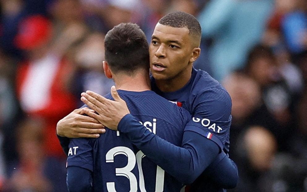 Mbappe chỉ trích người Pháp vì Messi
