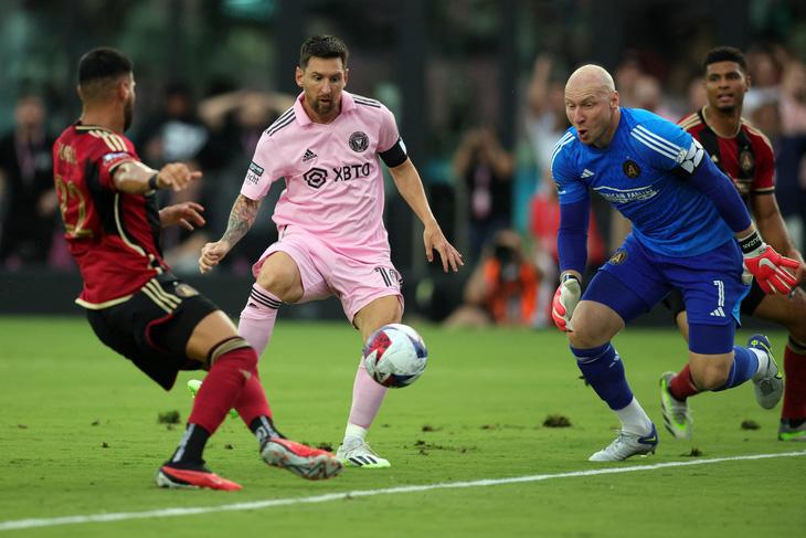 Messi đệm bóng ghi bàn mở tỉ số - Ảnh: REUTERS