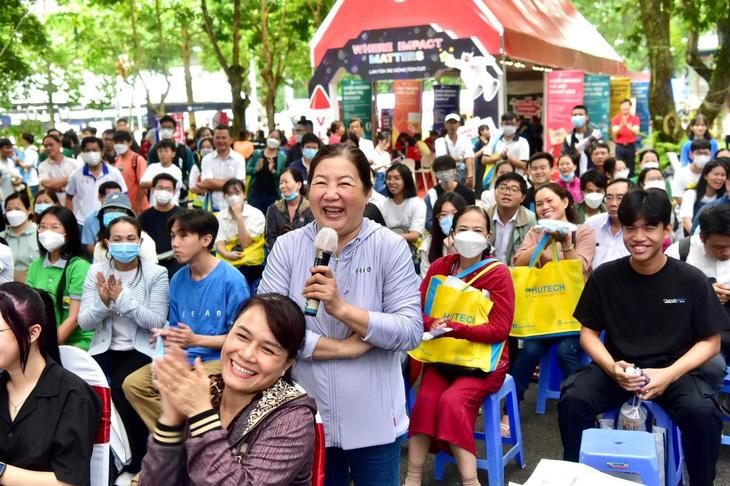 Phụ huynh đặt câu hỏi cho ban tư vấn tại Ngày hội lựa chọn nguyện vọng xét tuyển đại học 2023 do báo Tuổi Trẻ tổ chức ngày 22-7 - Ảnh: T.T.D.