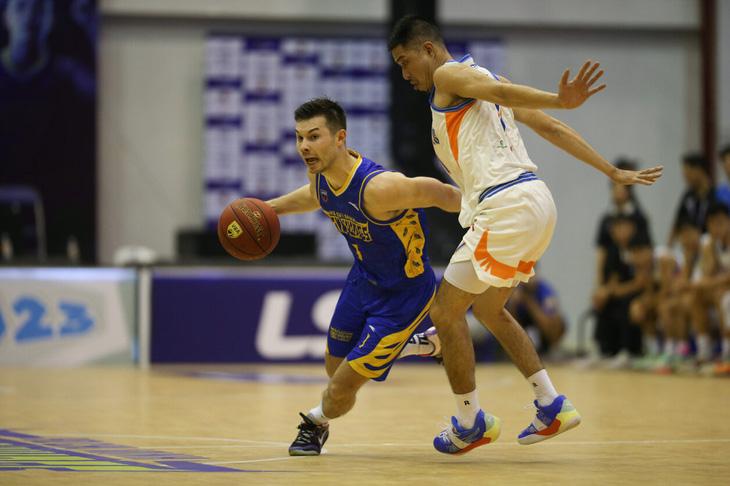 Ho Chi Minh City Wings (trái) đang chật vật ở vòng bảng VBA 2023 - Ảnh: VBA