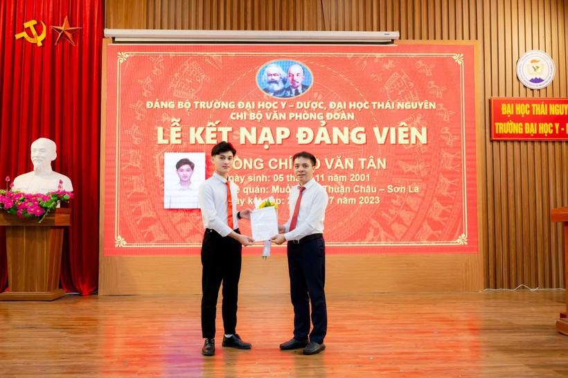 Đẩy mạnh xây dựng đội ngũ đảng viên trẻ trong trường đại học ảnh 1