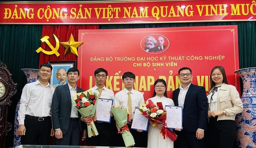 Đẩy mạnh xây dựng đội ngũ đảng viên trẻ trong trường đại học ảnh 2