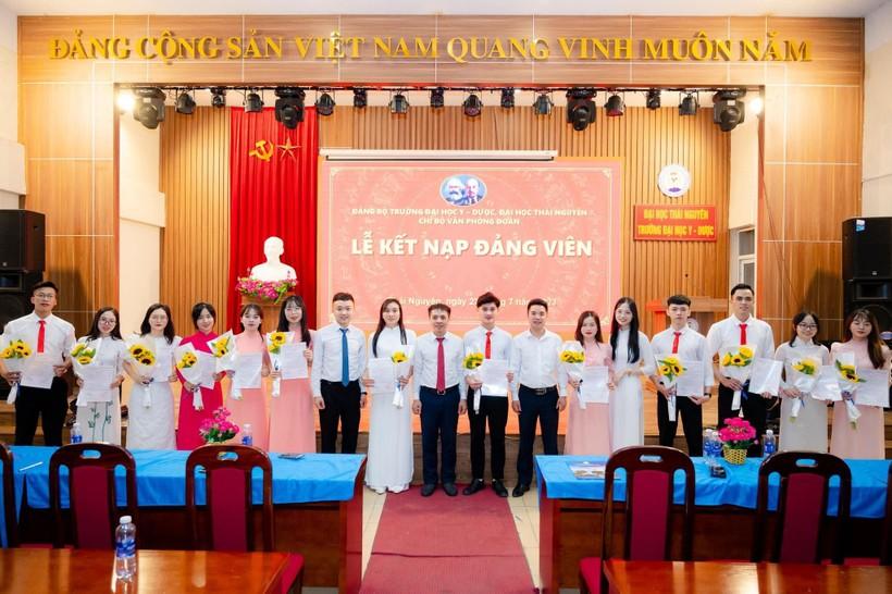 Xây dựng đội ngũ đảng viên trẻ có phẩm chất đạo đức tốt.