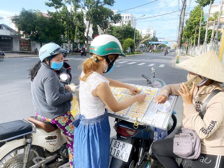 Người dân miền Tây có thói quen mua vé số kiến thiết cầu may đổi đời - Ảnh: KHẮC TÂM