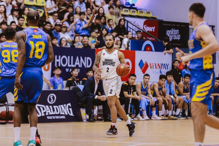 Jermaine Marrow (áo trắng) dẫn đầu số lần ném ba thành công tại VBA 2023 - ẢNh: VBA