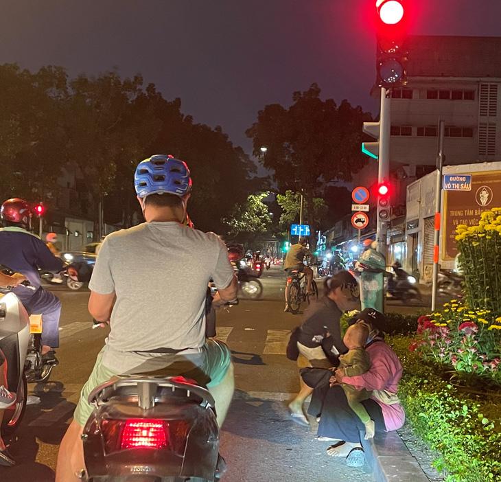 Mỗi ngày, các em nhỏ đều phải chạy băng ra đường hàng trăm lần để xin tiền - Ảnh: V.SAN