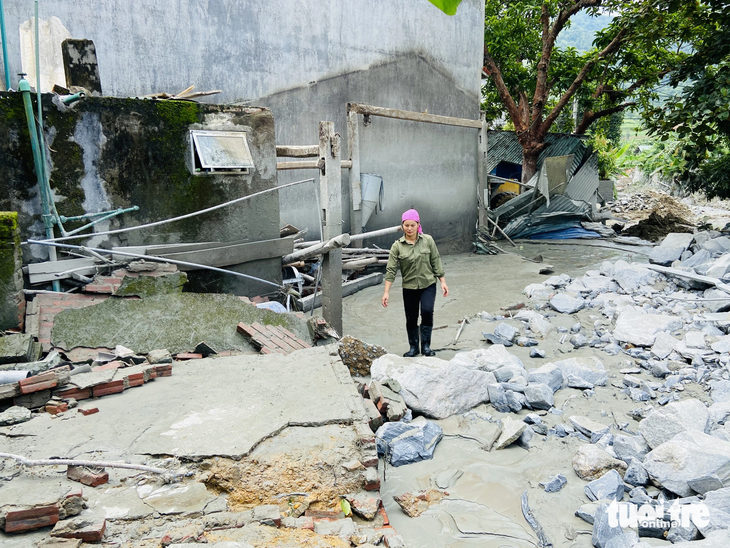 Bà Lý Thị Thương (42 tuổi, thôn Phời 3, xã Tả Phời) cho biết bùn thải đã cuốn phăng tài sản, nhà cửa của gia đình bà - Ảnh: HOÀNG BÁCH