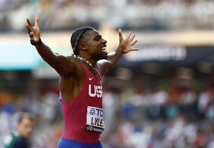 Noah Lyles ăn mừng chiến thắng ở nội dung 100m nam - Ảnh: REUTERS