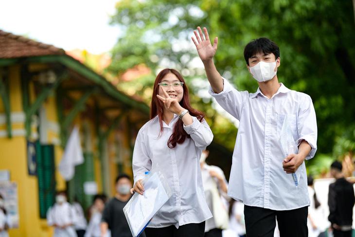 Thí sinh vui vẻ ra khỏi phòng thi sau khi hoàn thanh môn Văn tạid điểm trường Chu Văn An, Tây Hồ, Hà Nội - Ảnh: NAM TRẦN