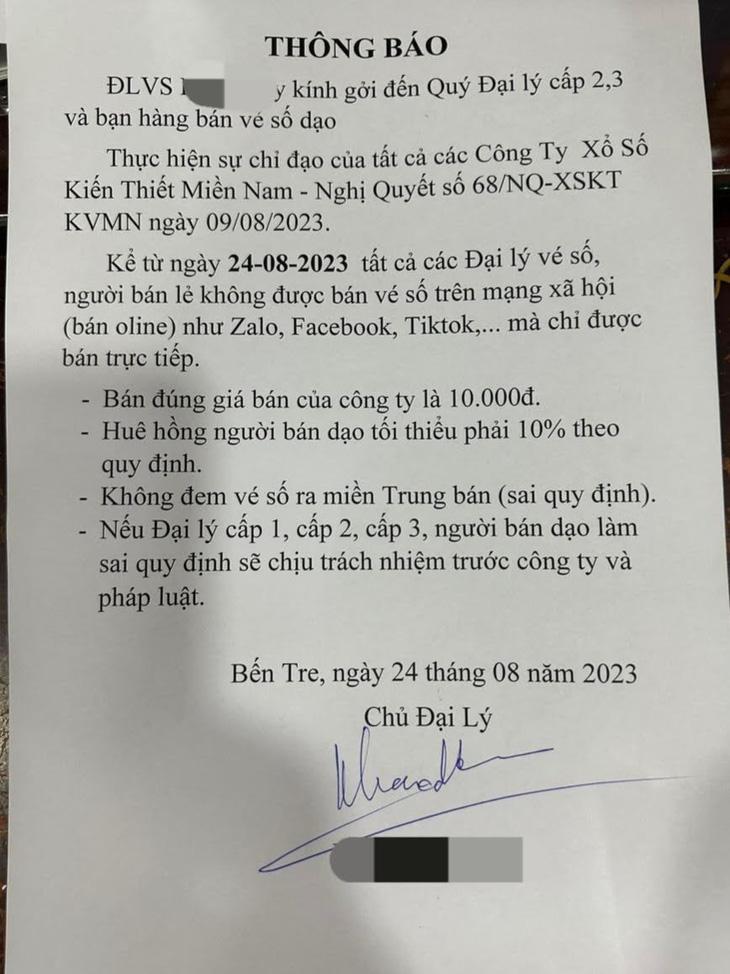 Thông báo của một đại lý vé số yêu cầu không được bán vé số online kể từ ngày 24-8 - Ảnh: C.T.