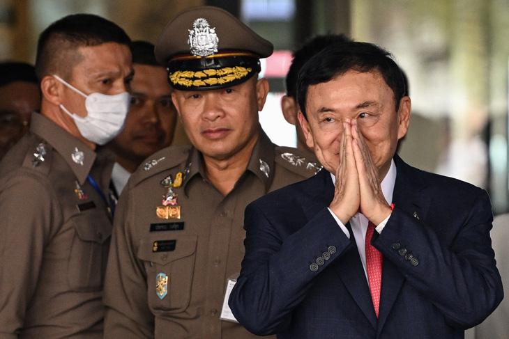 Cựu thủ tướng Thái Lan Thaksin Shinawatra được lực lượng chức năng giám sát ngay khi về nước hôm 22-8 - Ảnh: AFP