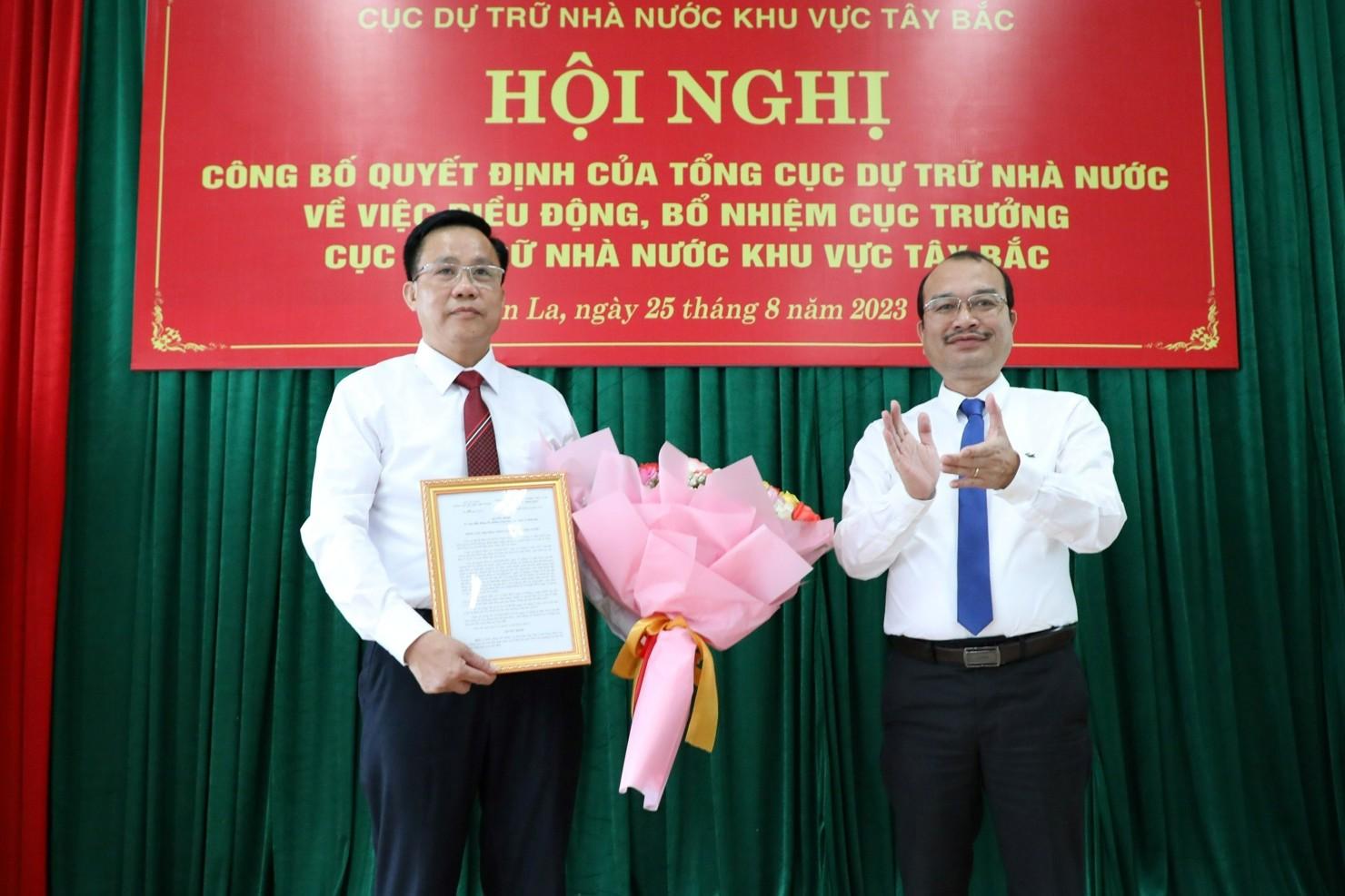 Phó Tổng cục trưởng Tổng cục DTNN Phạm Vũ Anh trao Quyết định, tặng hoa chúc mừng tân Cục trưởng Cục DTNN khu vực Tây Bắc.