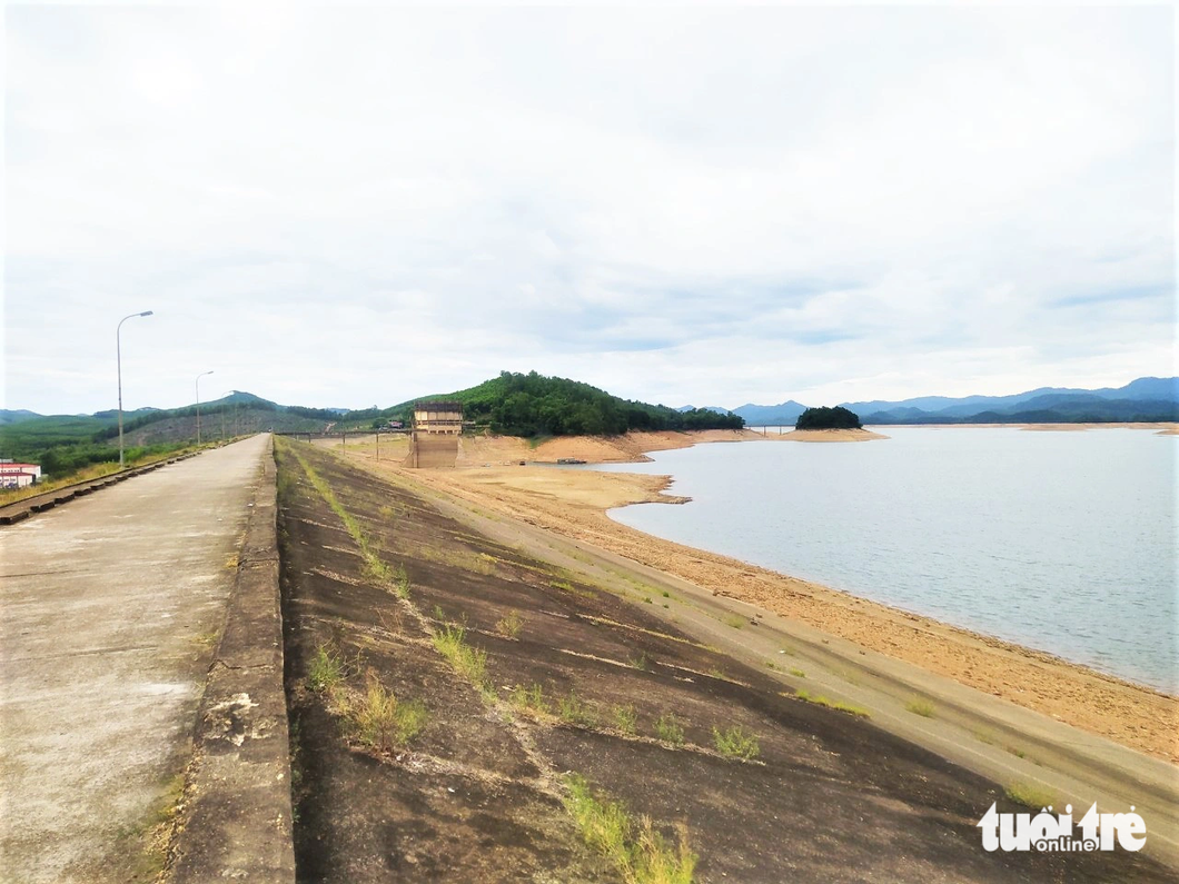 Thời gian qua đơn vị này thông báo cho người dân chủ động lấy nước dự trữ để tránh tình trạng không có nước sạch dùng vào một số ngày nhà máy "cắt" nước - Ảnh: LÊ MINH