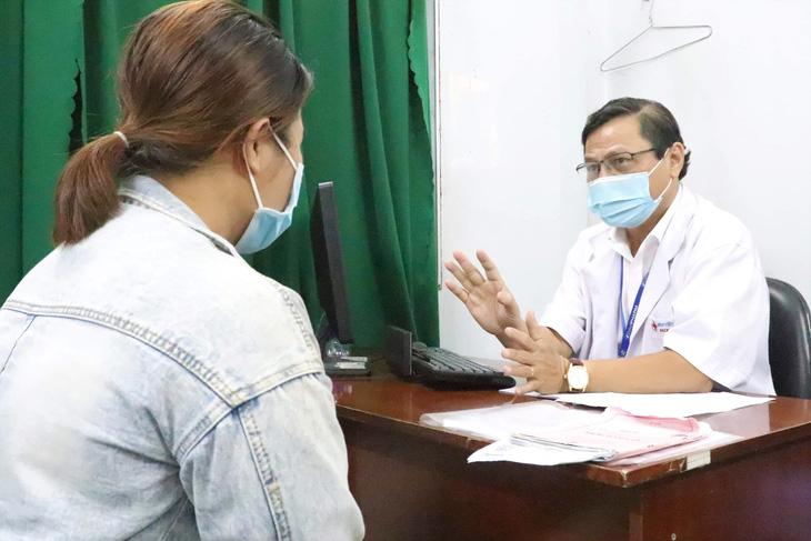 Bác sĩ Bệnh viện Tâm thần trung ương 2 (tỉnh Đồng Nai) thăm khám cho bệnh nhân - Ảnh: X.MAI
