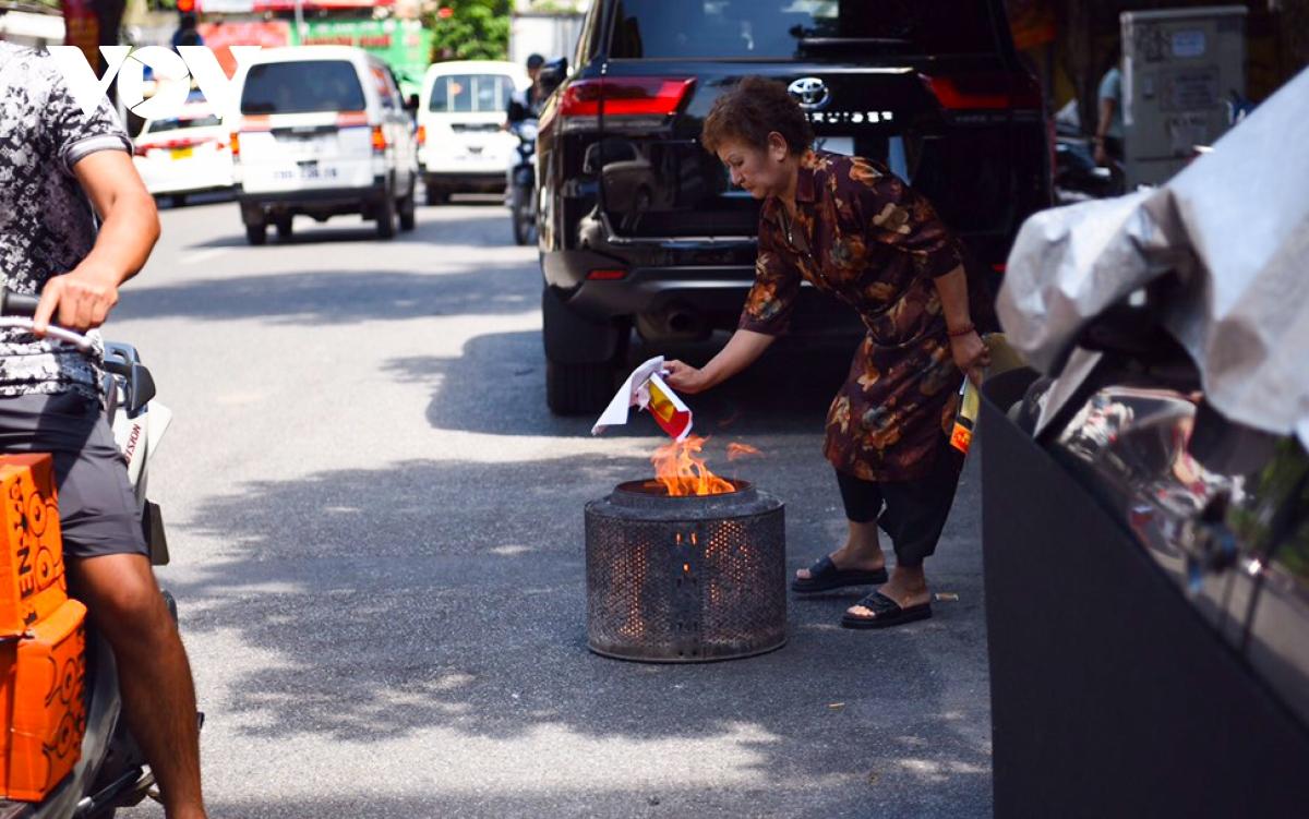 Lễ Vu Lan, khói vàng mã mù mịt trên nhiều tuyến phố Hà Nội - Ảnh 9.