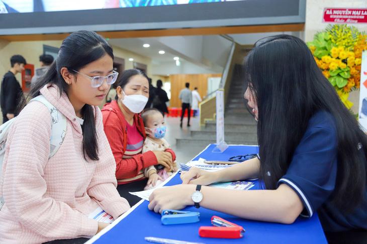 Thí sinh trúng tuyển đợt 1 làm thủ tục nhập học tại Trường ĐH Nguyễn Tất Thành - Ảnh: NGA NGUYỄN