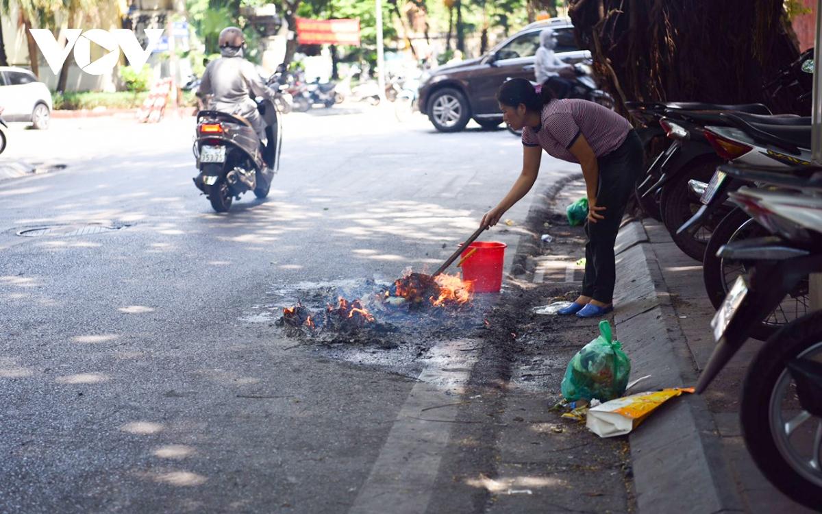 Lễ Vu Lan, khói vàng mã mù mịt trên nhiều tuyến phố Hà Nội - Ảnh 2.