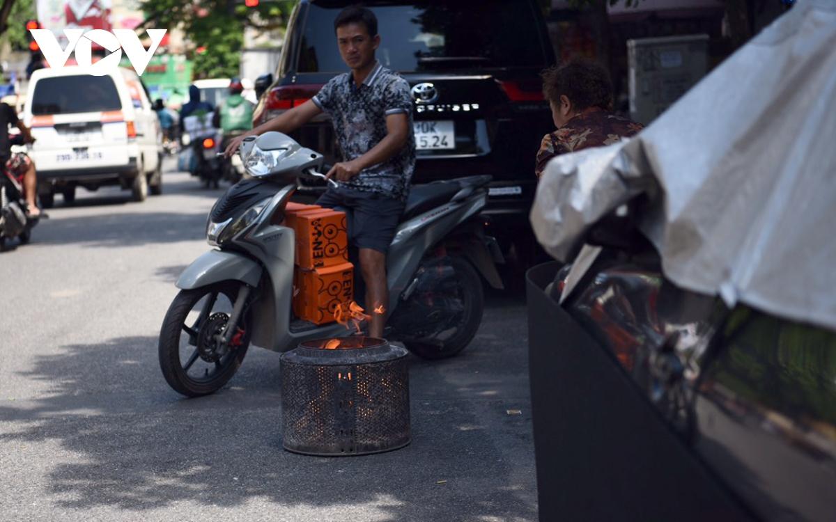 Lễ Vu Lan, khói vàng mã mù mịt trên nhiều tuyến phố Hà Nội - Ảnh 11.