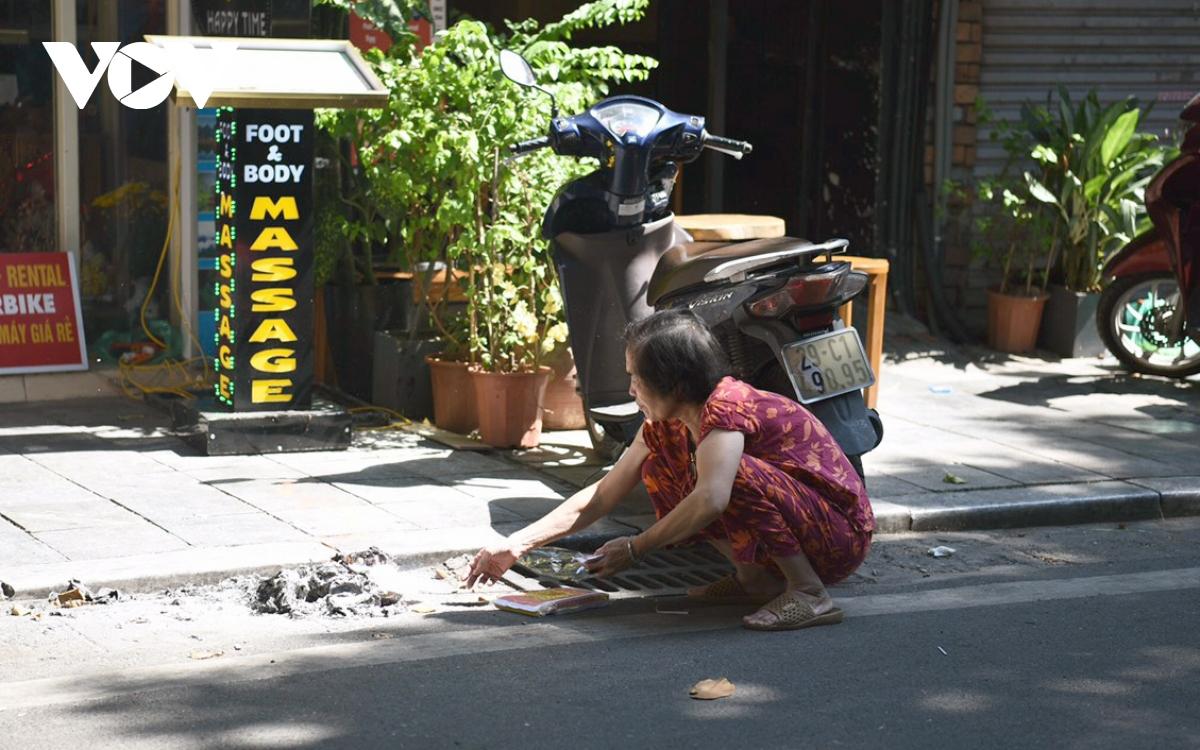 Lễ Vu Lan, khói vàng mã mù mịt trên nhiều tuyến phố Hà Nội - Ảnh 3.