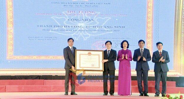 Thừa ủy quyền của Thủ tướng Chính phủ, đồng chí Vũ Văn Diện, Phó Chủ tịch UBND tỉnh, trao quyết định công nhận TP Hạ Long hoàn thành chương trình xây dựng nông thôn mới năm 2021.