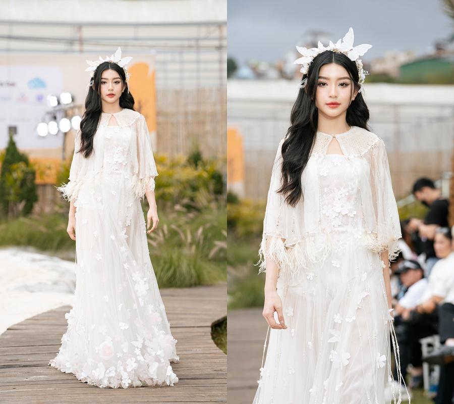 Vợ thủ môn Bùi Tiến Dũng đọ trình catwalk cùng Phương Nhi, Bảo Ngọc tại fashion show - Ảnh 1.