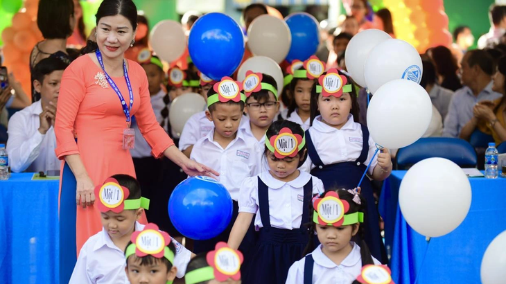 Giáo viên cần được “cởi trói” khỏi giấy tờ sổ sách để tập trung vào chuyên môn. Trong ảnh: cô trò Trường tiểu học Đinh Tiên Hoàng, TP Thủ Đức, TP.HCM trong lễ khai giảng sáng 5-9 - Ảnh: QUANG ĐỊNH