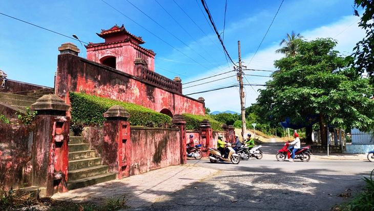 Mặt trong cổng Tây di tích cấp quốc gia thành cổ Diên Khánh (Khánh Hòa) - Ảnh: PHAN SÔNG NGÂN