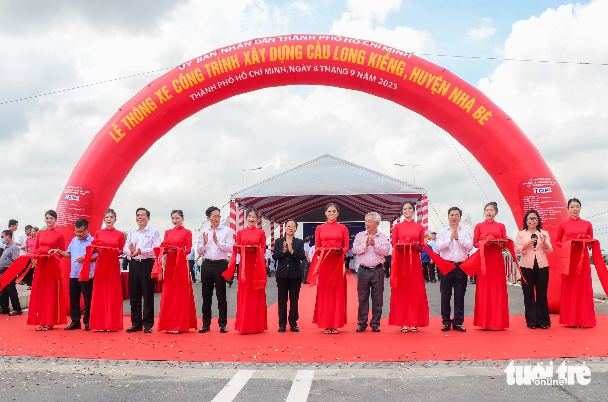 Lãnh đạo TP.HCM và các sở ngành cắt băng khánh thành, chính thức thông xe cầu Long Kiểng (huyện Nhà Bè) - Ảnh: CHÂU TUẤN